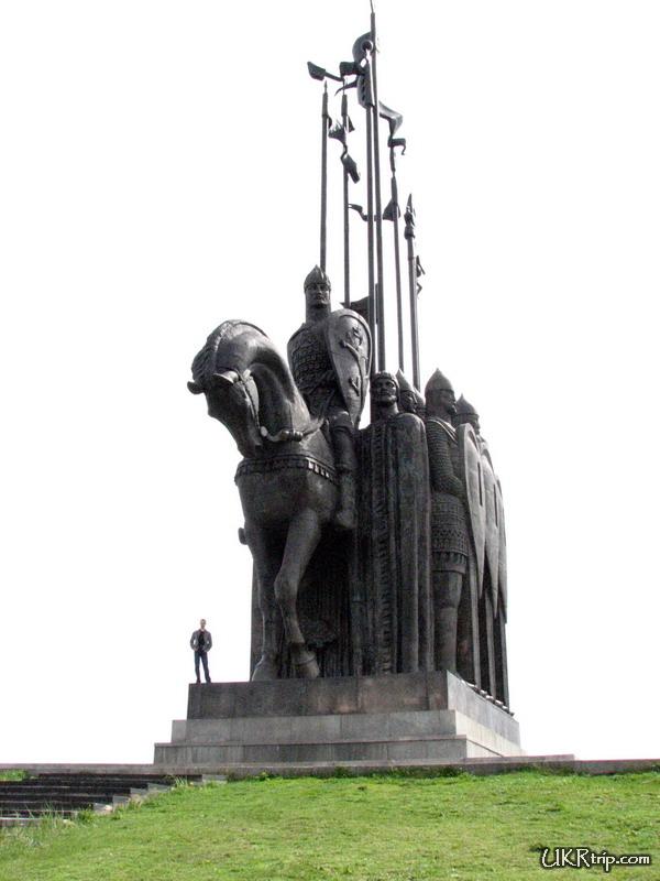 23 июля 15 лет назад открыт памятник княгине Ольге на Октябрьской площади(скульптор В. Клыков) 